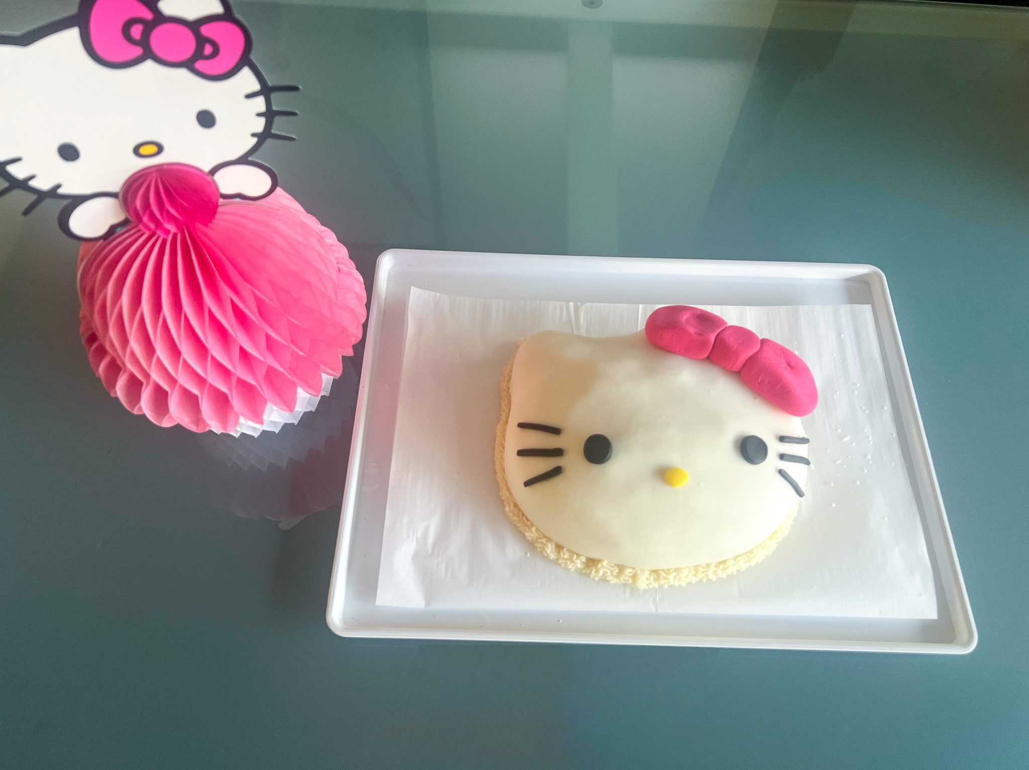 hello kitty fondant cake